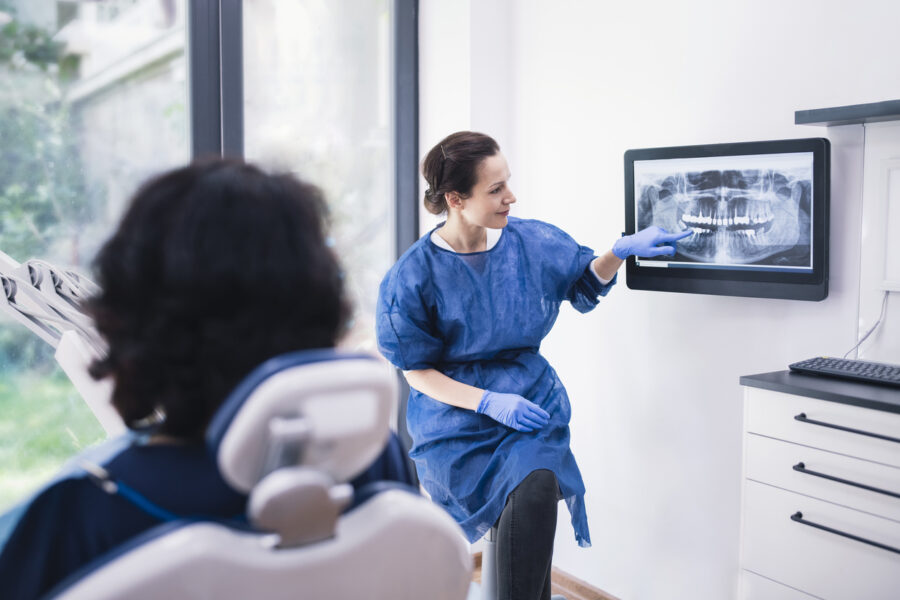 ¿Se pueden colocar implantes dentales con poco hueso?